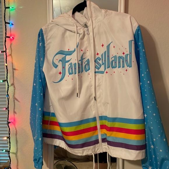 Medium Disney Fantasyland Windbreaker BRAND NEW Disney World - Picture 1 of 1